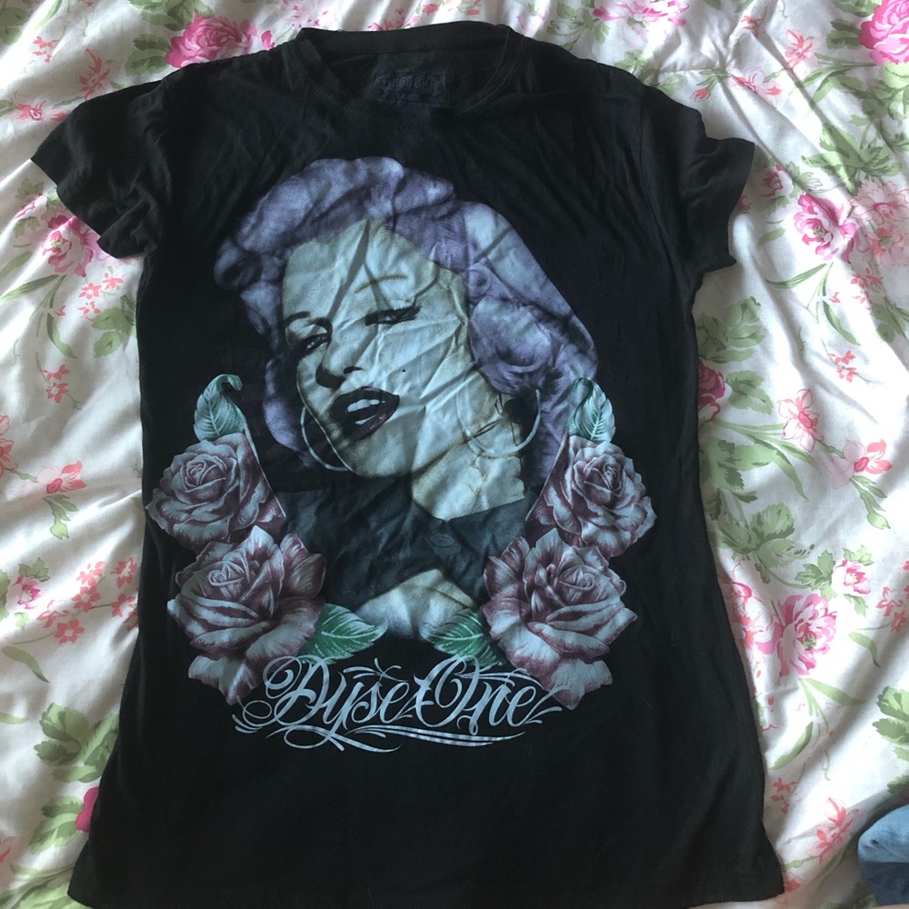 Marilyn Monroe black shirt